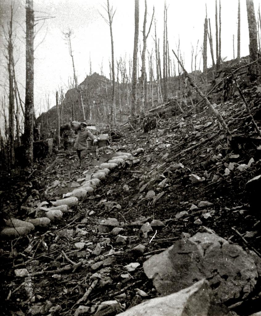 Rassemblement projectiles de crapouillots non explosés novembre 1915