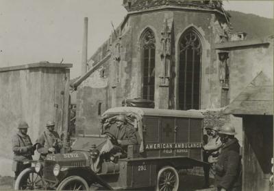 ambulance-americaine-devant-eglise-vx-thann-08-sept-1916.jpg