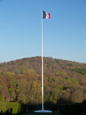 Mat et drapeau de la nécropole